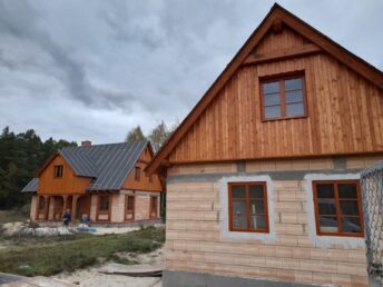 elewacja drewniana malowana drewno świerkowe deski Latzke stolarz cieśla