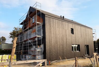 elewacja drewniana deska elewacyjna palona czarna Latzke stolarz cieśla