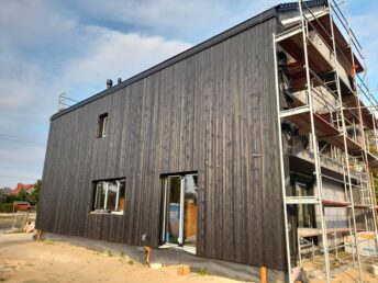 elewacja drewniana deska elewacyjna palona czarna Latzke stolarz cieśla