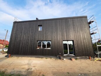 elewacja drewniana deska elewacyjna palona czarna Latzke stolarz cieśla