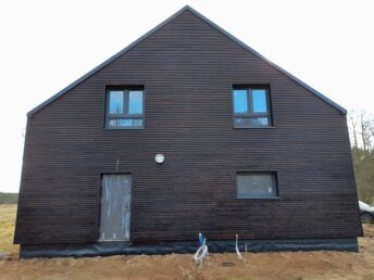 elewacja drewniana dom stodoła deska elewacyjna palona czarna Latzke stolarz