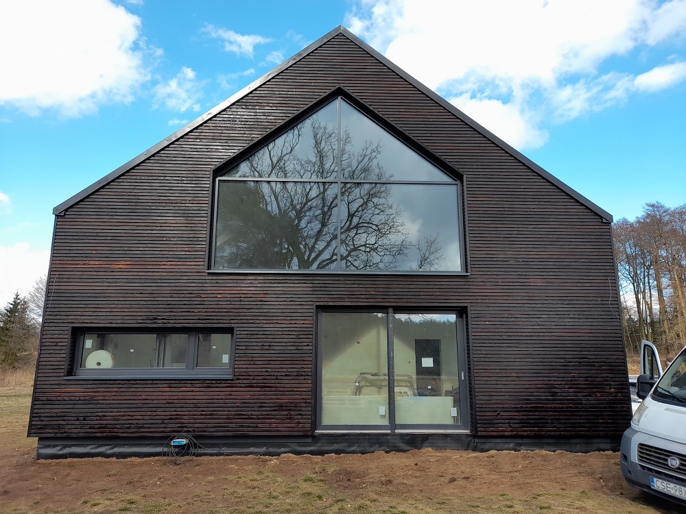 elewacja drewniana dom stodoła deska elewacyjna palona czarna Latzke stolarz