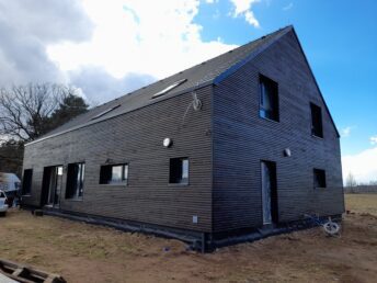 elewacja drewniana dom stodoła deska elewacyjna palona czarna Latzke stolarz