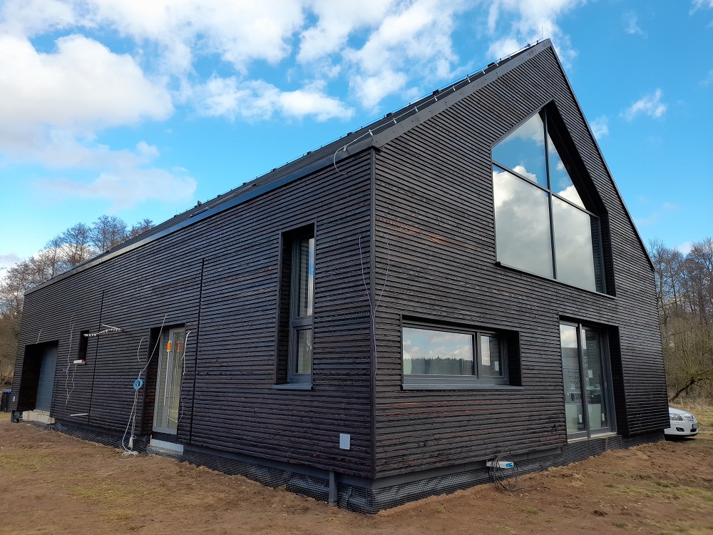 elewacja drewniana dom stodoła deska elewacyjna palona czarna Latzke stolarz