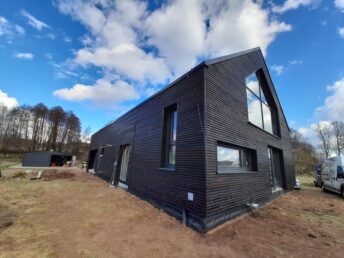 elewacja drewniana dom stodoła deska elewacyjna palona czarna Latzke stolarz