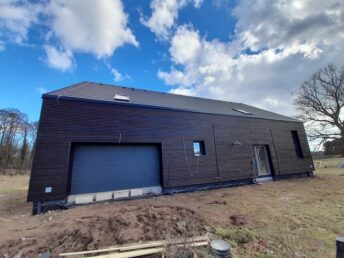 elewacja drewniana dom stodoła deska elewacyjna palona czarna Latzke stolarz