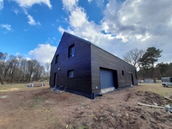 elewacja drewniana dom stodoła deska elewacyjna palona czarna Latzke stolarz