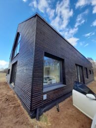 elewacja drewniana dom stodoła deska elewacyjna palona czarna Latzke stolarz