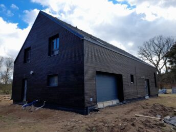 elewacja drewniana dom stodoła deska elewacyjna palona czarna Latzke stolarz