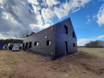 elewacja drewniana dom stodoła deska elewacyjna palona czarna Latzke stolarz