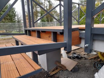 taras drewniany schody drewniane zewnętrzne thermo sosna Latzke stolarz cieśla