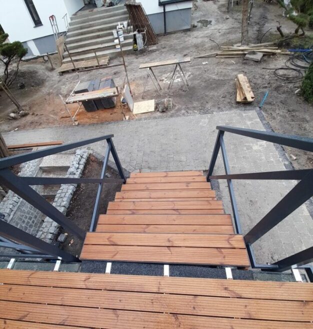 taras drewniany schody drewniane zewnętrzne thermo sosna Latzke stolarz cieśla