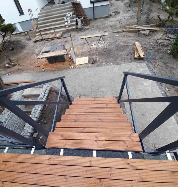 taras drewniany schody drewniane zewnętrzne thermo sosna Latzke stolarz cieśla