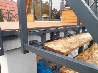 taras drewniany schody drewniane zewnętrzne thermo sosna Latzke stolarz cieśla