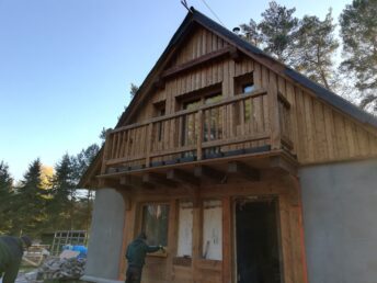 Swory balustrada elewacja drewniana dom HJ Latzke stolarz cieśla firma budowlana