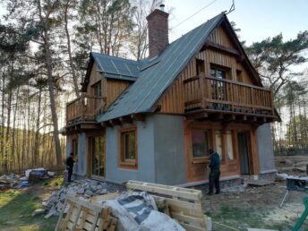 Swory balustrada elewacja drewniana dom HJ Latzke stolarz cieśla firma budowlana