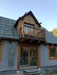 Swory balustrada elewacja drewniana dom HJ Latzke stolarz cieśla firma budowlana