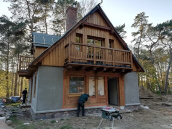 Swory balustrada elewacja drewniana dom HJ Latzke stolarz cieśla firma budowlana