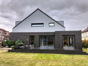 elewacja drewniana deska opalana fabrycznie modrzew syberyski mocno szczotkowany Pracownia Stolarska Latzke