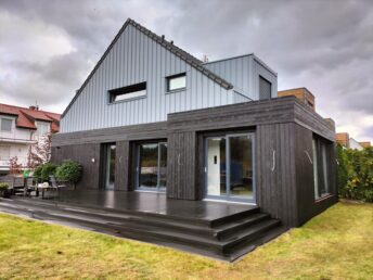 elewacja drewniana deska opalana fabrycznie modrzew syberyski mocno szczotkowany Pracownia Stolarska Latzke