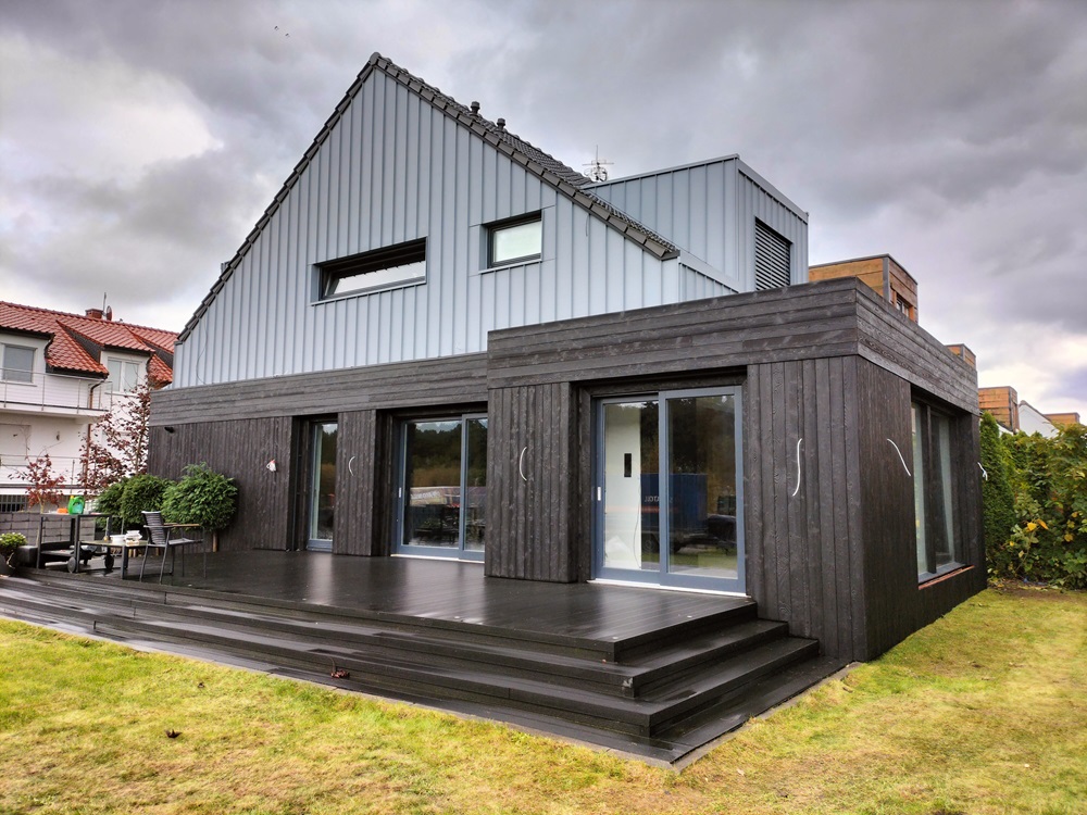 elewacja drewniana deska opalana fabrycznie modrzew syberyski mocno szczotkowany Pracownia Stolarska Latzke