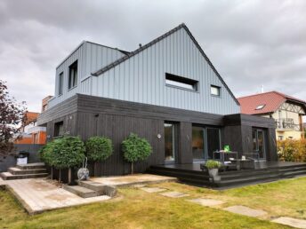 elewacja drewniana deska opalana fabrycznie modrzew syberyski mocno szczotkowany Pracownia Stolarska Latzke