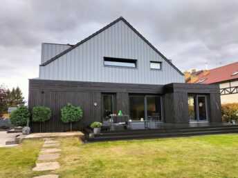 elewacja drewniana deska opalana fabrycznie modrzew syberyski mocno szczotkowany Pracownia Stolarska Latzke