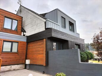 elewacja drewniana deska opalana fabrycznie modrzew syberyski mocno szczotkowany Pracownia Stolarska Latzke