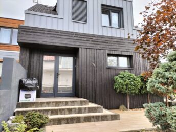 elewacja drewniana deska opalana fabrycznie modrzew syberyski mocno szczotkowany Pracownia Stolarska Latzke