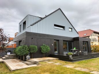 elewacja drewniana deska opalana fabrycznie modrzew syberyski mocno szczotkowany Pracownia Stolarska Latzke