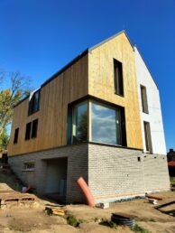 elewacja drewniana modrzew syberyjski cegła ręcznie formowana styropian struktura mika oikos Pracownia Stolarska Laztke