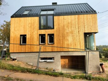 elewacja drewniana modrzew syberyjski cegła ręcznie formowana styropian struktura mika oikos Pracownia Stolarska Laztke