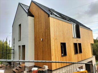 elewacja drewniana modrzew syberyjski cegła ręcznie formowana styropian struktura mika oikos Pracownia Stolarska Laztke