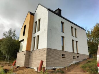 elewacja drewniana modrzew syberyjski cegła ręcznie formowana styropian struktura mika oikos Pracownia Stolarska Laztke