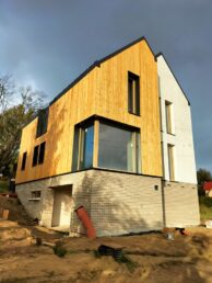 elewacja drewniana modrzew syberyjski cegła ręcznie formowana styropian struktura mika oikos Pracownia Stolarska Laztke