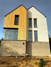 elewacja drewniana modrzew syberyjski cegła ręcznie formowana styropian struktura mika oikos Pracownia Stolarska Laztke