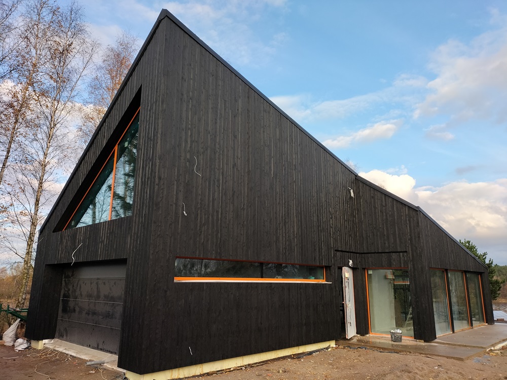 Kaszuby nowoczesny dom elewacja drewniana deska czarna opalana impregnowana