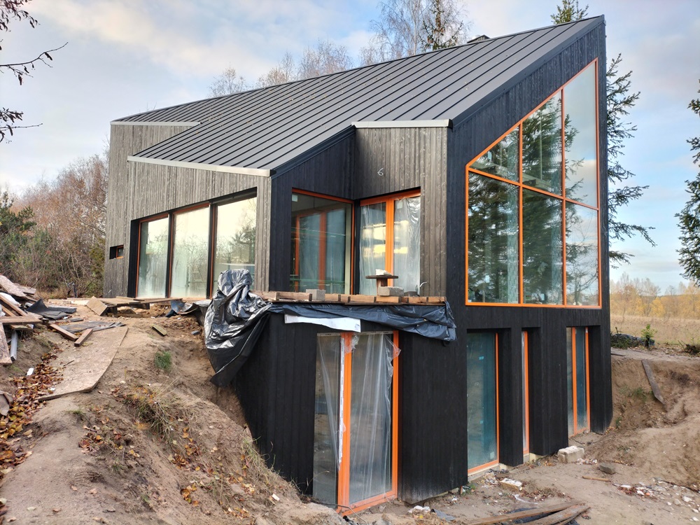 Kaszuby nowoczesny dom elewacja drewniana deska czarna opalana impregnowana montaż