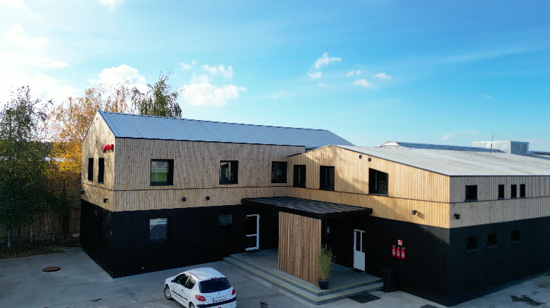 metamorfoza elewacji biurowca elewacja szara drewniana wentylowana