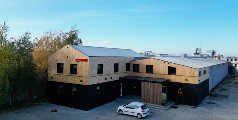 metamorfoza elewacji biurowca elewacja szara drewniana wentylowana