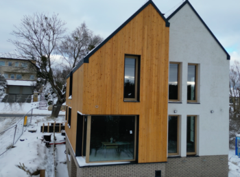 elewacja drewniana modrzew syberyjski cegła ręcznie formowana styropian struktura mika oikos Pracownia Stolarska Laztke