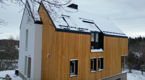 elewacja drewniana modrzew syberyjski cegła ręcznie formowana styropian struktura mika oikos Pracownia Stolarska Laztke