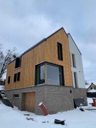 elewacja drewniana modrzew syberyjski cegła ręcznie formowana styropian struktura mika oikos Pracownia Stolarska Laztke