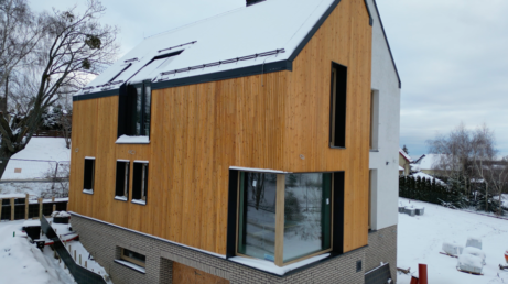 elewacja drewniana modrzew syberyjski cegła ręcznie formowana styropian struktura mika oikos Pracownia Stolarska Laztke