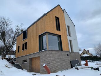 elewacja drewniana modrzew syberyjski cegła ręcznie formowana styropian struktura mika oikos Pracownia Stolarska Laztke