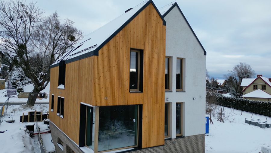 elewacja drewniana modrzew syberyjski cegła ręcznie formowana styropian struktura mika oikos Pracownia Stolarska Laztke