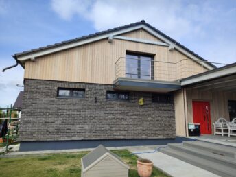 elewacja drewniana deska modrzew cegła licówka Pracownia Stolarska Latzke