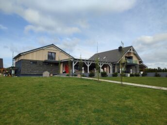 elewacja drewniana deska modrzew cegła licówka Pracownia Stolarska Latzke