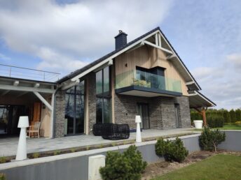 elewacja drewniana deska modrzew cegła licówka Pracownia Stolarska Latzke