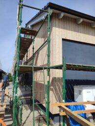 elewacja drewniana deska modrzew cegła licówka Pracownia Stolarska Latzke